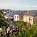 Toits solaires d'un quartier résidentiel illustrant un projet d'autoconsommation collective