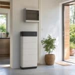 Batterie domestique installée près d'un tableau électrique dans une maison lumineuse