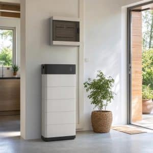 Batterie domestique installée près d'un tableau électrique dans une maison lumineuse