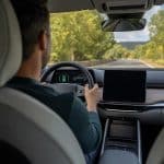 Tableau de bord d’une voiture électrique affichant un kilométrage élevé et une batterie en bon état