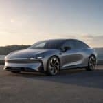 Vue réaliste d'une voiture électrique moderne avec un accent visuel sur son plancher et sa batterie