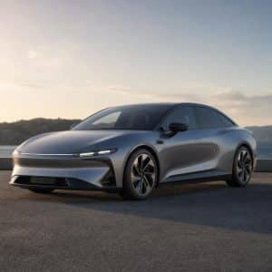 Vue réaliste d'une voiture électrique moderne avec un accent visuel sur son plancher et sa batterie