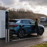 SUV électrique compact branché sur une borne rapide pendant une pause sur autoroute