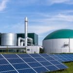 Site énergétique moderne avec équipements thermiques et solaires dans une zone d’activité