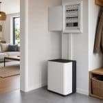 Batterie domestique moderne reliée proprement à un tableau électrique résidentiel