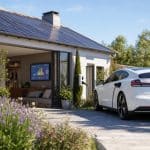 Maison avec panneaux solaires, voiture électrique en charge et graphique de prix suggéré en arrière-plan