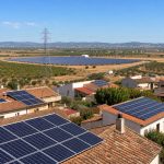 Toitures solaires et pylônes électriques sous un fort soleil de midi dans un paysage espagnol