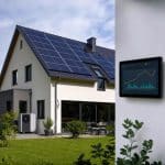 Maison équipée de panneaux solaires avec suivi énergétique affichant des variations de prix