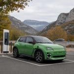 Renault 5 électrique stationnée pendant une pause de recharge sur un trajet longue distance