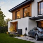 Maison moderne avec batterie domestique et une seule borne de recharge reliée à une voiture électrique