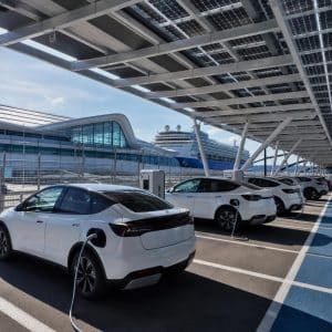 Parking solaire avec voitures électriques stationnées près d’un quai maritime