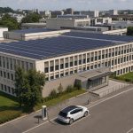 Grand toit équipé de panneaux solaires sur un bâtiment public en ville