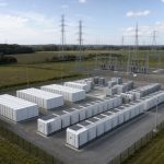 Grand site de batteries conteneurisées relié au réseau électrique dans une plaine européenne