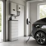 Batterie domestique modulaire installée dans une buanderie moderne à côté d'un onduleur solaire