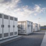 Grand système de batteries stationnaires dans un environnement technique sobre