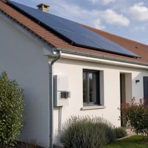 Maison française avec compteur électrique et panneaux solaires dans un contexte de hausse des coûts de l'énergie