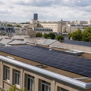 Toiture urbaine équipée de panneaux solaires sur un bâtiment parisien