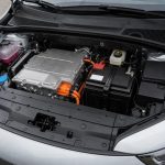 Compartiment avant d'une voiture électrique avec batterie 12 V visible