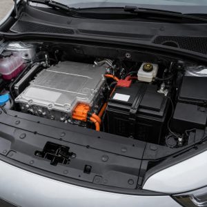Compartiment avant d'une voiture électrique avec batterie 12 V visible