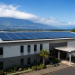 Toiture équipée de panneaux solaires sur un bâtiment en climat tropical lumineux
