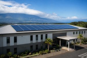 Toiture équipée de panneaux solaires sur un bâtiment en climat tropical lumineux