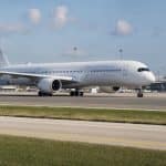 Grand avion de ligne vu au roulage sur une piste dans une lumière claire
