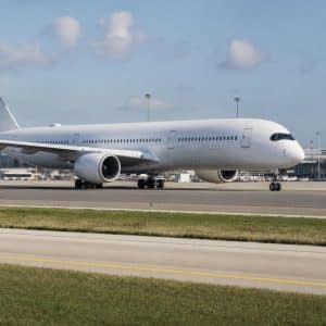 Grand avion de ligne vu au roulage sur une piste dans une lumière claire