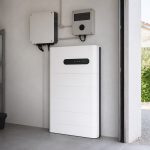 Batterie domestique murale dans une maison moderne avec écran de pilotage énergétique