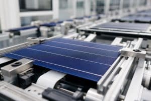 Lignes de fabrication de panneaux solaires avec cellules photovoltaïques bleutées en gros plan