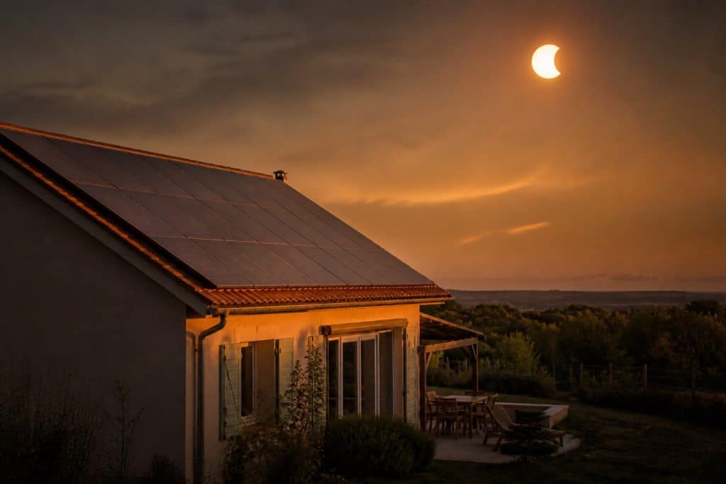 Toiture solaire sous une lumière atténuée pendant une éclipse partielle