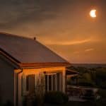 Toiture solaire sous une lumière atténuée pendant une éclipse partielle
