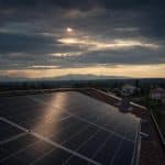 Des panneaux solaires sous un ciel d'eclipse partielle avec un paysage europeen en arriere-plan
