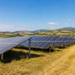 Champs de panneaux solaires en Italie sous une lumière estivale nette