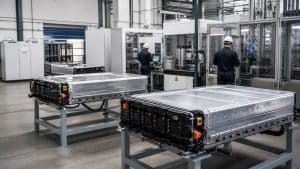 Modules de batteries de voiture électrique en centre de recyclage industriel moderne