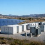 Grand site de batteries et de panneaux solaires sous un ciel clair