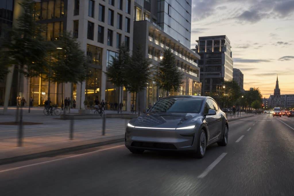 Voiture électrique moderne circulant dans une grande ville européenne au crépuscule