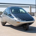 Véhicule électrique très aérodynamique stationné au soleil avec cellules solaires visibles
