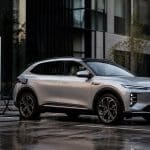 SUV électrique moderne branché à une borne sur une aire de recharge