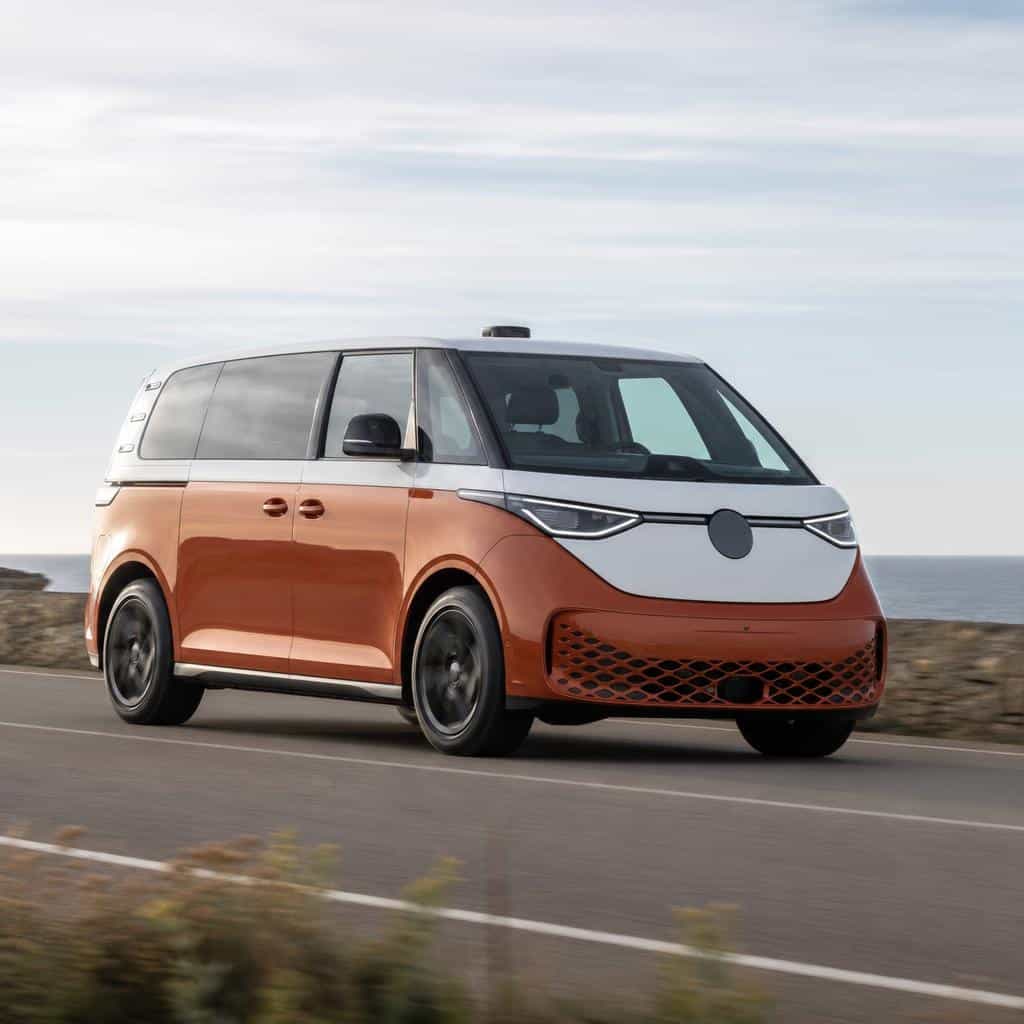 Grand monospace électrique moderne en circulation sur route dégagée