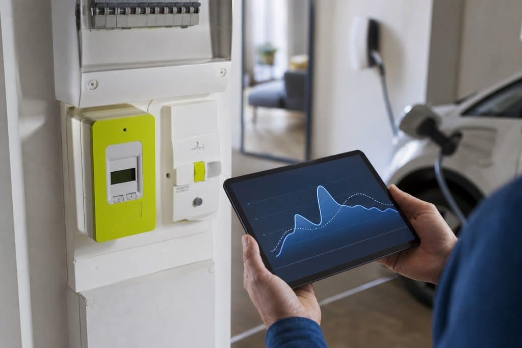 Compteur électrique domestique moderne avec courbe de consommation sur écran