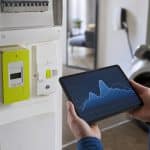 Compteur électrique domestique moderne avec courbe de consommation sur écran