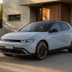 Citadine électrique moderne de style Hyundai stationnée devant une maison française contemporaine