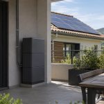 Batterie solaire modulaire installée sur le balcon d'une maison équipée de panneaux photovoltaïques