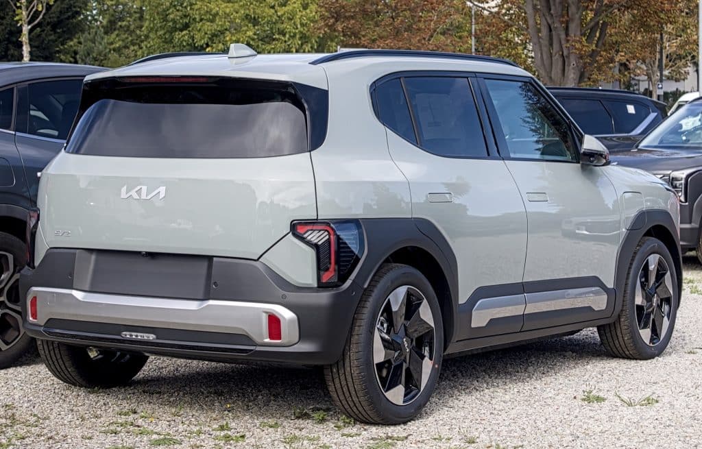 Kia EV2 de série photographié de trois quarts arrière à Ludwigsburg en septembre 2026