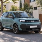 Nouvelle Dacia Spring 2026 de deuxième génération dans une rue résidentielle