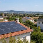 Toitures de maisons françaises équipées de panneaux photovoltaïques dans un paysage ensoleillé
