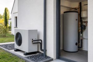 Pompe à chaleur air-eau et ballon de stockage thermique dans une installation domestique