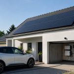 Maison équipée de panneaux solaires avec batterie domestique et voiture électrique en recharge de jour