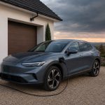 Voiture électrique branchée à une borne domestique alors qu'un orage approche