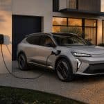 SUV électrique familial en recharge devant une maison moderne avec borne résidentielle